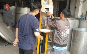 Hướng dẫn sử dụng và giao hàng xe đẩy thùng phuy DTF 450C-1 cho khách hàng tại Đồng Nai